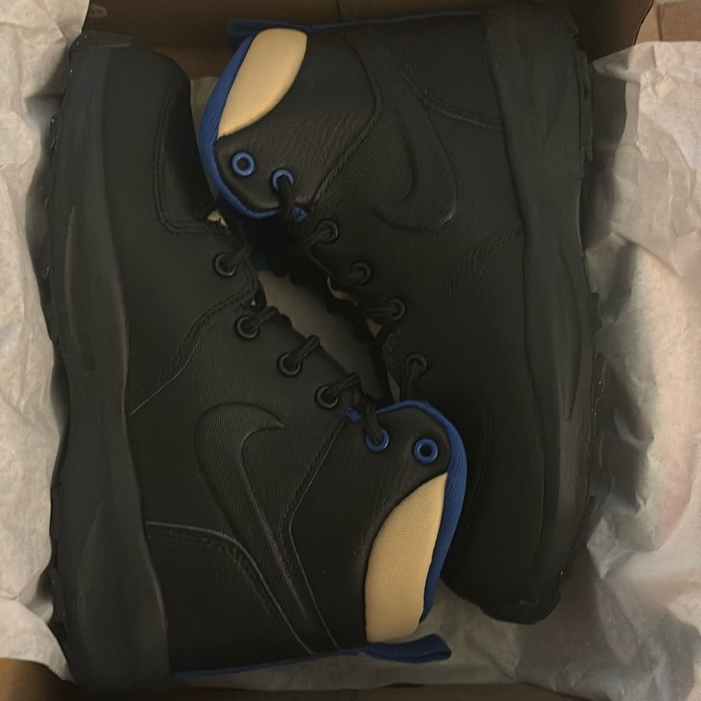 Kids Nike Manoa boots